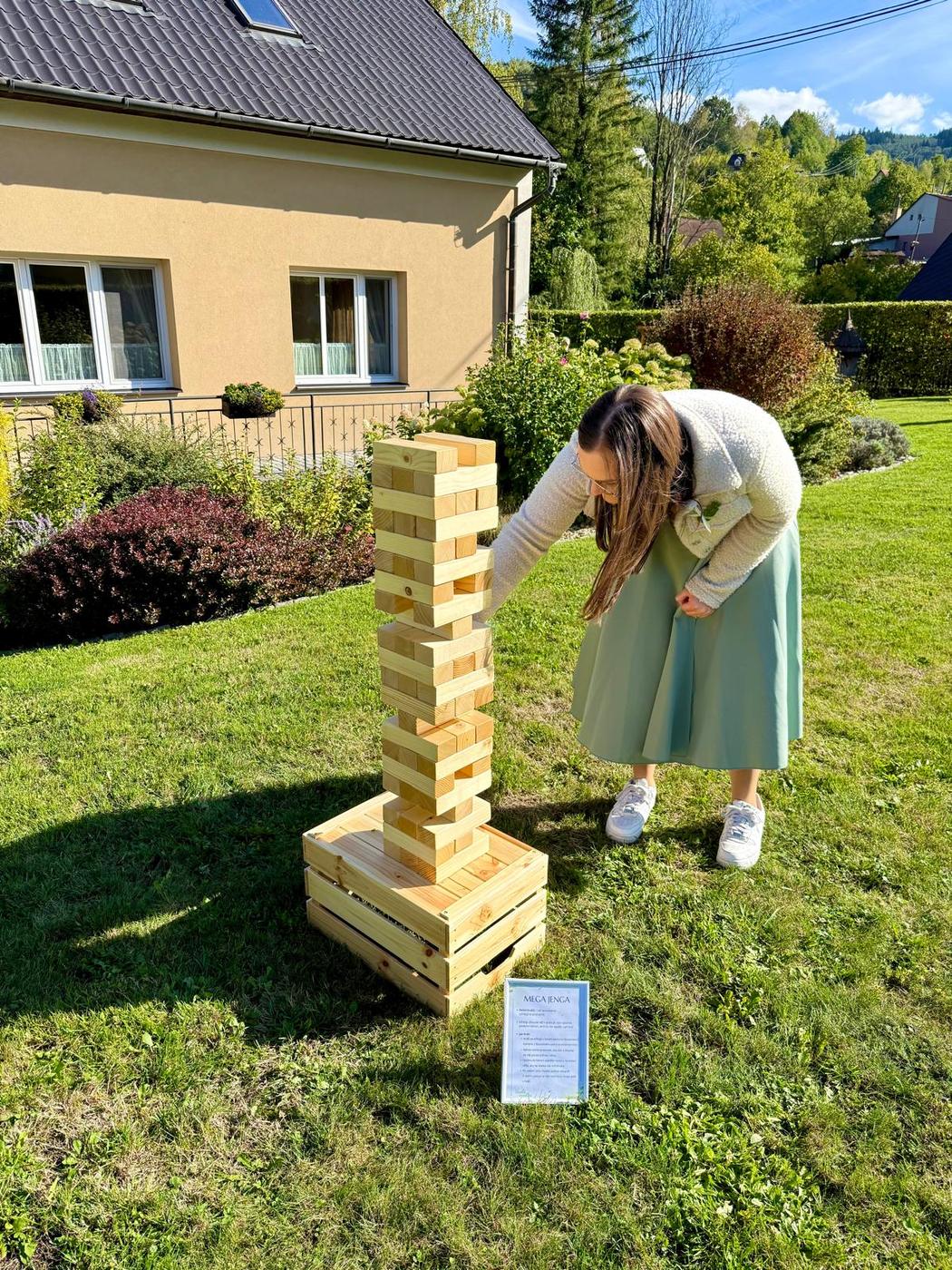 obří Jenga na zahradě – půjčovna svatebních her Veselá veselka